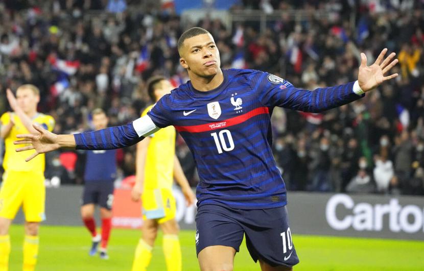 Penyerang Prancis Kylian Mbappe merayakan golnya ke gawang Kazakhstan pada laga kualifikasi Piala Dunia 2022. Mbappe mencetak empat gol saat Prancis mencukur Kazakhstan 8-0.