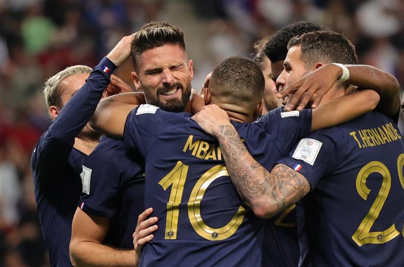Penyerang Prancis Olivier Giroud (kedua kiri) merayakan golnya ke gawang Australia di Piala Dunia 2022 bersama rekan-rekannya.