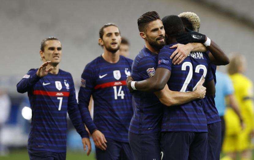Penyerang Prancis Olivier Giroud (tengah) merayakan golnya ke gawang Swedia bersama rekan-rekannya.