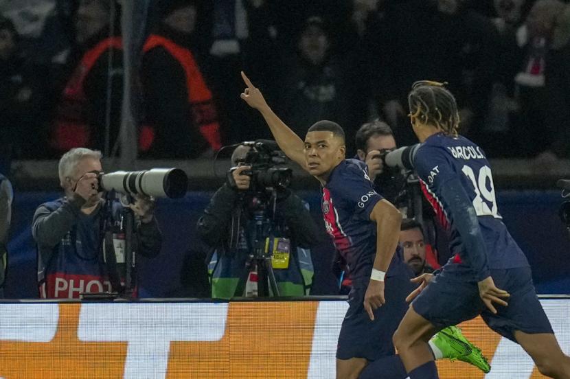 Penyerang PSG Kylian Mbappe (kiri) merayakan golnya ke gawang Real Sociedad di Liga Champions. 