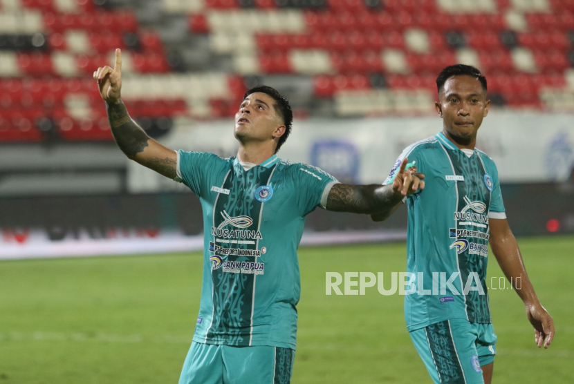 Penyerang PSBS Biak Pablo Abel Arganaraz merayakan golnya ke gawang Borneo FC dalam lanjutan Liga 1 Stadion Kapten I Wayan Dipta, Gianyar, Bali, Kamis (6/3/2025) malam.