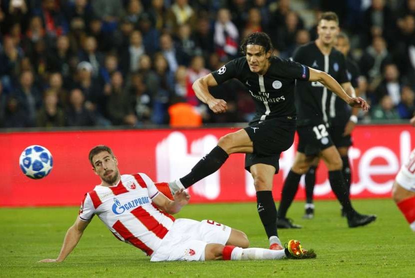 Penyerang PSG Edinson Cavani (kanan) melepaskan tendangan ke gawang Red Star Belgrade.