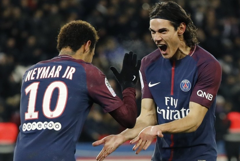 Penyerang PSG Edinson Cavani (kanan) merayakan golnya ke gawang Troyes bersama Neymar.