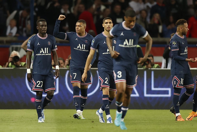 Penyerang PSG Kylian Mbappe rayakan gol ke gawang Marseille dalam lanjutan Ligue 1 di Stadion Parc des Princes, Senin (18/4/2022) dini hari WIB. 