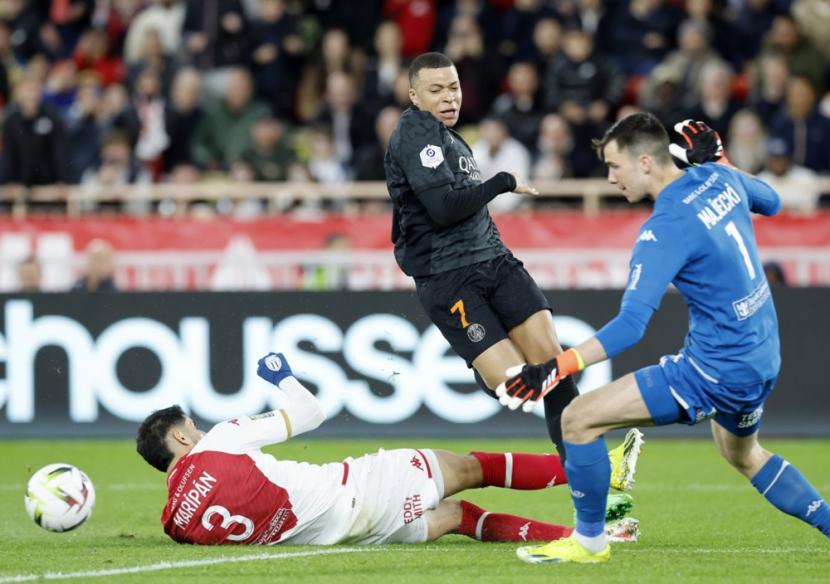 Penyerang PSG Kylian Mbappe (tengah) beraksi saat menghadapi AS Monaco di Ligue 1.