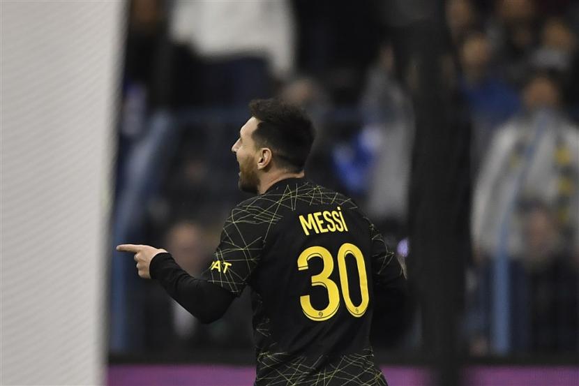 Penyerang PSG Lionel Messi merayakan golnya ke gawang Riyadh All Star