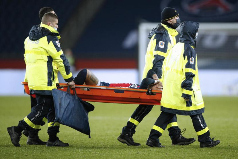 Penyerang PSG Neymar cedera dan ditandu keluar lapangan setelah dilanggar pemain Olympique Lyon Thiago Mendes.