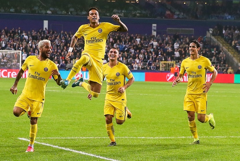 Penyerang PSG Neymar (kedua kiri) merayakan golnya ke gawang Anderlecht