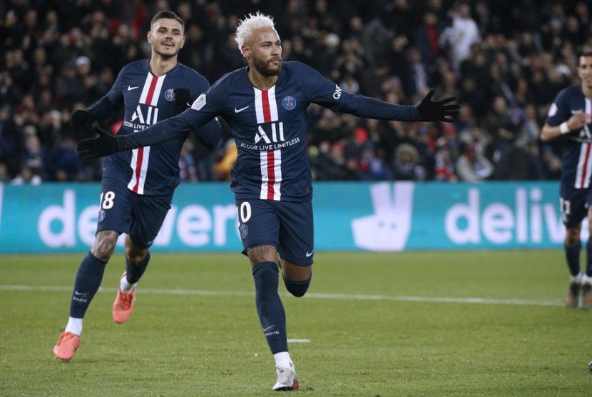 Penyerang PSG Neymar mencetak gol ke gawang Monaco.