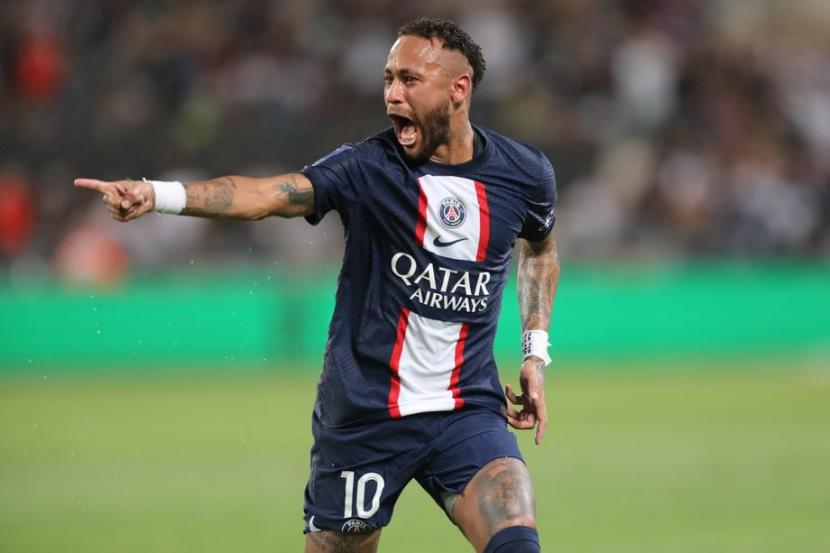 Penyerang PSG Neymar merayakan gol ke gawang Nantes dalam laga Piala SUper Prancis 2022. 