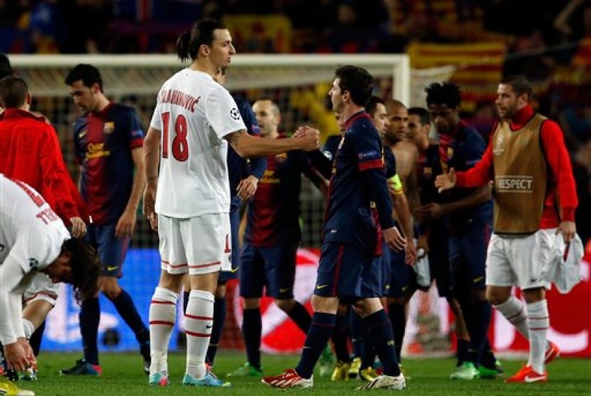 Penyerang PSG Zlatan Ibrahimovic bersalaman dengan penyerang Barcelona Lionel Messi usai laga di Camp Nou, Kamis (11/4) dini hari WIB yang berakhir imbang 1-1. Barcelona lolos ke semifinal Liga Champions setelah unggul agregat gol (3-3).