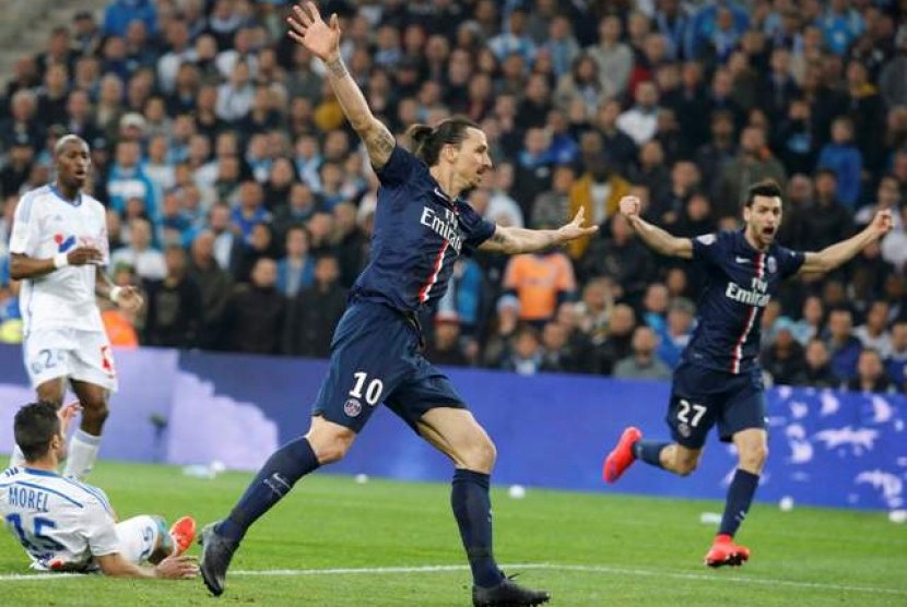 Penyerang PSG Zlatan Ibrahimovic dan Javier Pastore (kanan) merayakan gol bunuh diri pemain Marseille Jeremy Morel.
