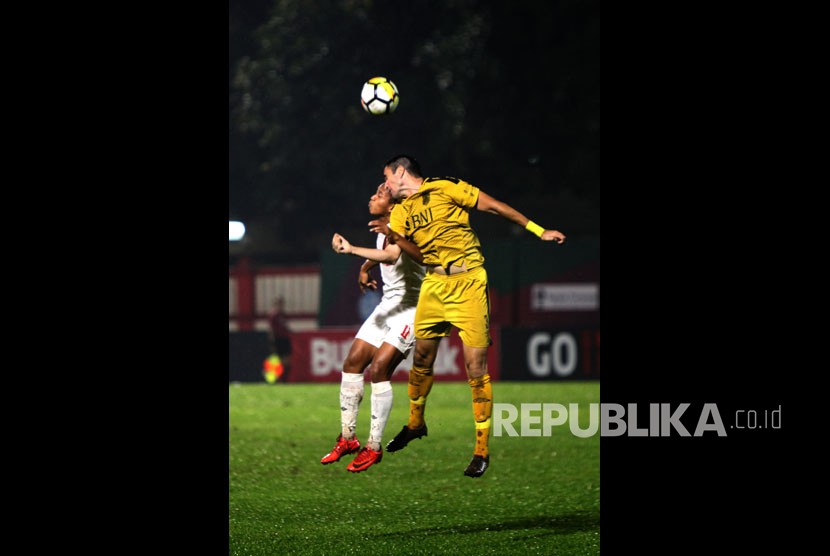 Penyerang PSM Makassar M Rahmat (kiri) duel bola dengan Bek Bhayangkara FC Vladimir Vujovic (kanan) pada pertandingan Go-Jek Liga 1 2018 di Stadiun PTIK, Jakarta, Senin (3/12). 