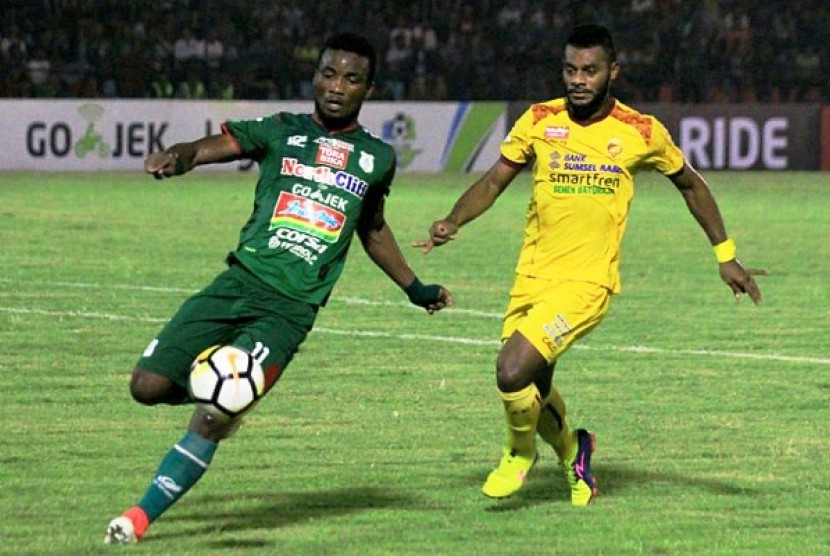 Penyerang PSMS, Wilfried Yessoh, saat menghadapi Sriwijaya FC, Jumat (18/5).