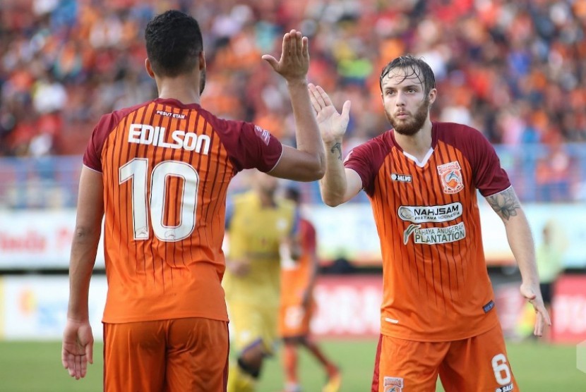 Penyerang Pusamania Borneo FC Edilson Tavares bersama rekannya Tarik Boschetti.
