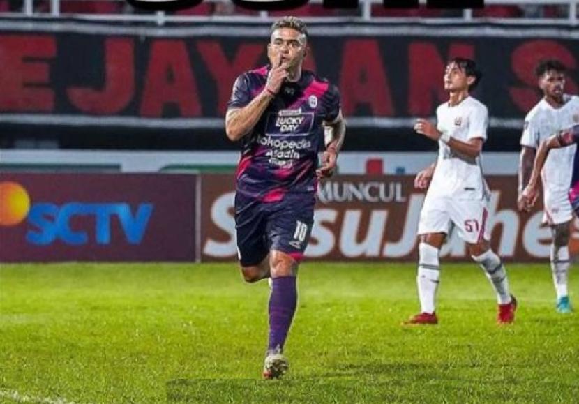 Penyerang Rans Nusantara FC Cristian Gonzales berselebrasi usai menjebol gawang Persija Jakarta pada laga Grup B Piala Presiden.