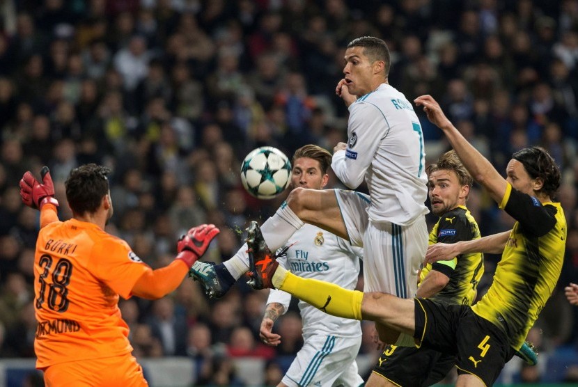 Penyerang Real Madrid Cristiano Ronaldo (tiga dari kanan) mencoba membobol gawang kiper Borussia Dortmund Roman Buerki saat pertandingan fase grup Liga Champions UEFA di Stadion Santiago Berbabeu, Madrid, Spanyol, Kamis (7/12) dini hari WIB.