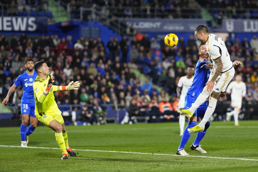 Penyerang Real Madrid Joselu (kanan) mencetak gol ke gawang Getafe dalam pertandingan La Liga Spanyol. 