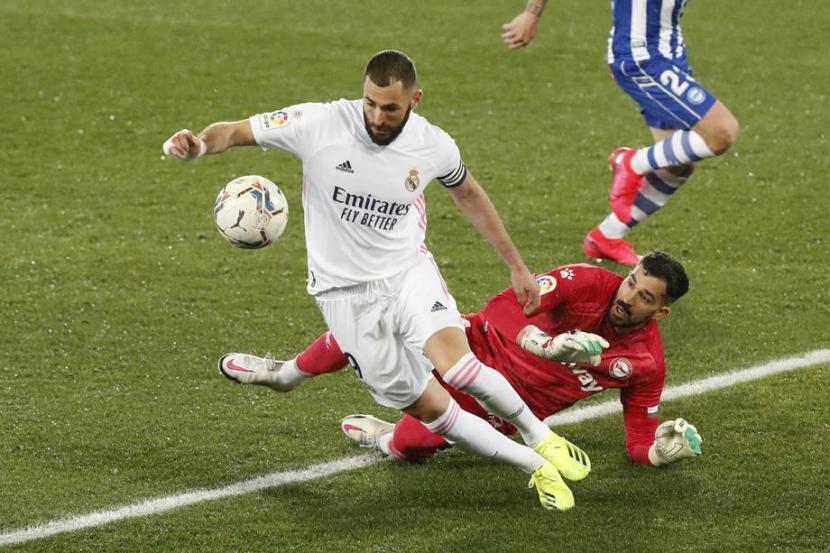 Penyerang Real Madrid Karim Benzema beraksi saat menghadapi Alaves.