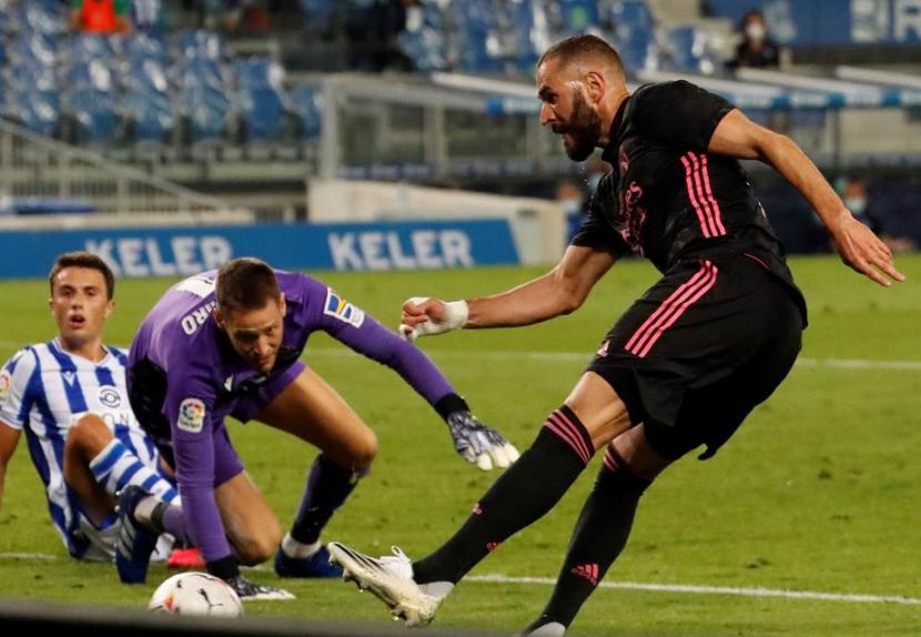Penyerang Real Madrid Karim Benzema (kanan) mencoba mencetak gol ke gawang Real Sociedad. Madrid ditahan imbang Sociedad 0-0. 