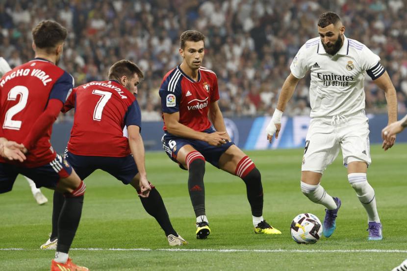 Penyerang Real Madrid Karim Benzema (kanan) menghadapi para pemain Osasuna dalam pertandingan La Liga Spanyol.