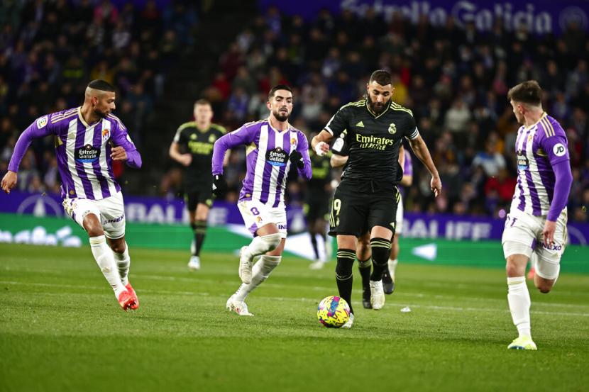 Penyerang Real Madrid Karim Benzema (kedua kanan) menggiring bola dalam pertandingan La Liga Spanyol melawan Real Valladolid di Stadion Jose Zorrilla, Valladolid, Sabtu (31/12/2022) dini hari WIB.