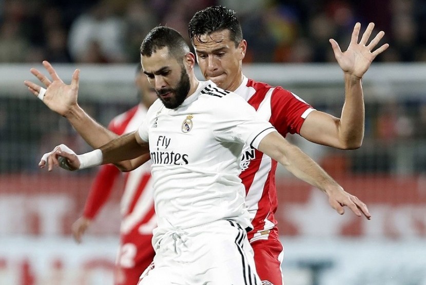 Penyerang Real Madrid Karim Benzema (kiri).
