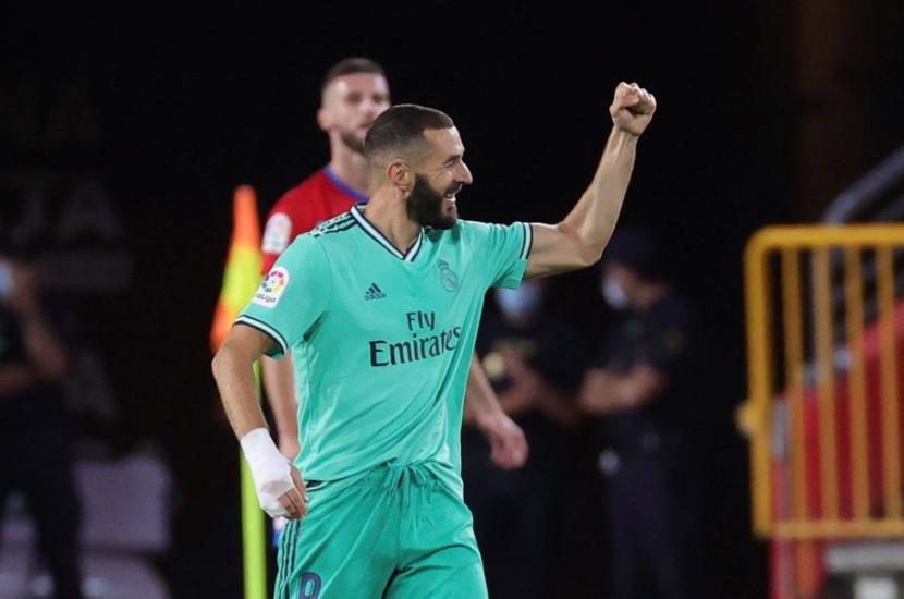Penyerang Real Madrid Karim Benzema mencetak gol ke gawang Granada. Pada laga tersebut, Madrid menang 2-1.