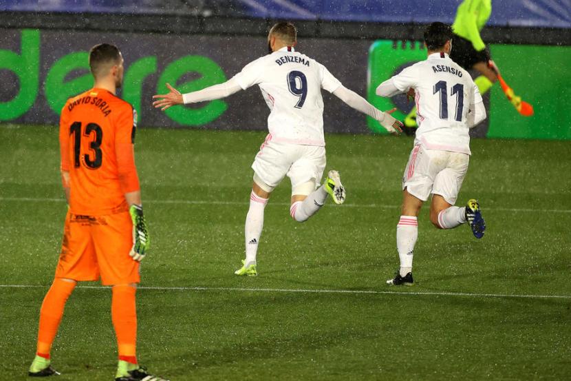Penyerang Real Madrid Karim Benzema (tengah) merayakan golnya ke gawang Getafe.
