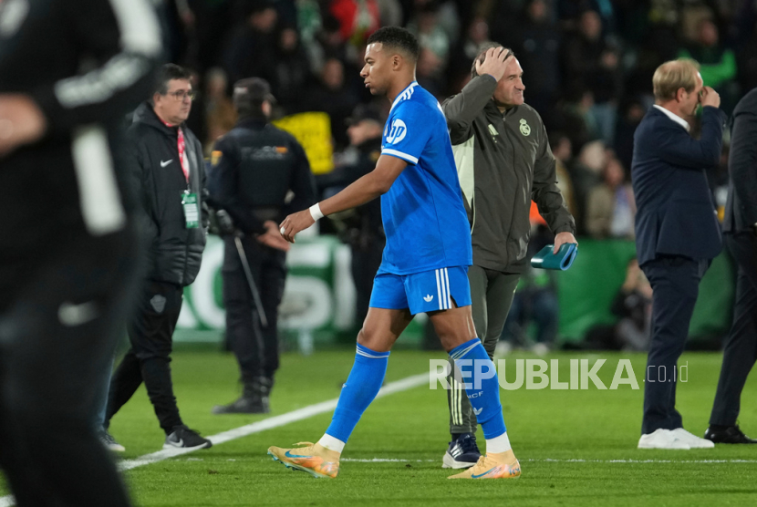 Penyerang Real Madrid Kylian Mbappe berjalan ke luar lapangan setelah ditahan imbang Elche di La Liga Spanyol, Senin (24/11/2025) dini hari WIB.