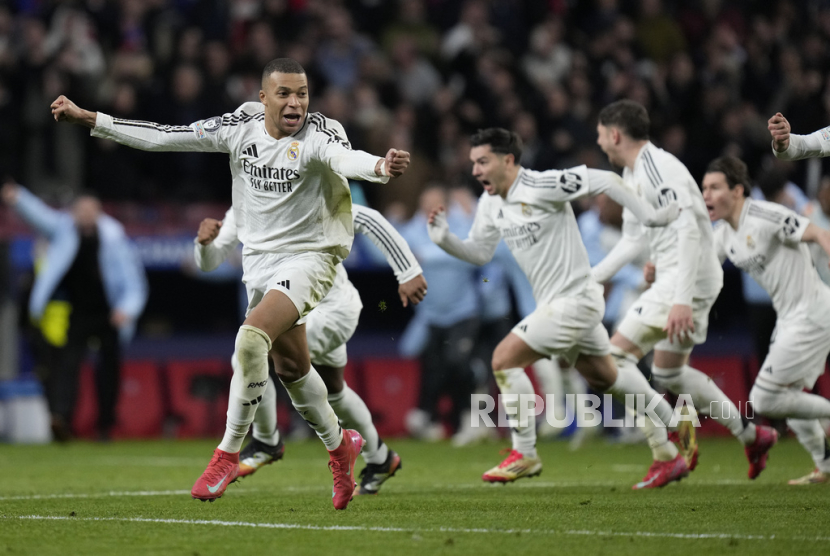 Penyerang Real Madrid Kylian Mbappe bersama rekan-rekannya merayakan keberhasilan timnya lolos ke perempat final Liga Champions menyingkirkan Atletico Madrid di Stadion Metropolitano, Madrid, Kamis (13/3/2025) pagi WIB. Madrid mengalahkan Atletico 4-2 lewat  adu penalti setelah skor agregat imbang 2-2 karena Atletico unggul 1-0 pada waktu normal dan babak tambahan.. 