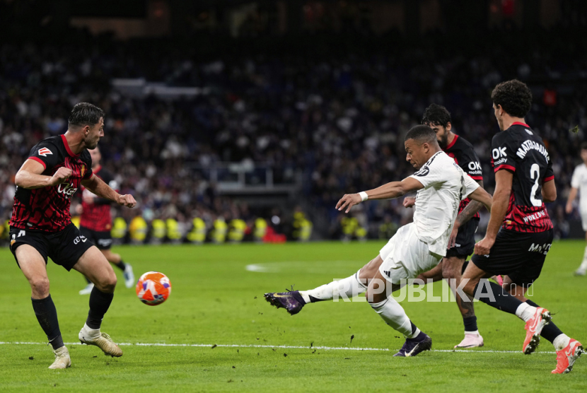 Penyerang Real Madrid Kylian Mbappe melepaskan tendangan saat melawan Mallorca dalam lanjutan La Liga Spanyol di Santiago Bernabeu, Madrid, Kamis (15/5/2025) dini hari WIB.
