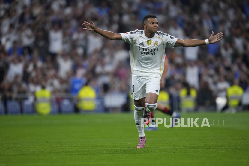 Penyerang Real Madrid Kylian Mbappe merayakan golnya melalui tendangan penalti dalam pertandingan La Liga Spanyol menghadapi Osasuna di Santiago Bernabeu, Madrid, Spanyol,, Rabu (20/8/2025) dini hari WIB.