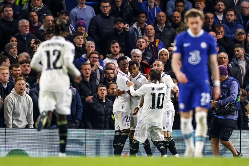 Winger Real Madrid Rodrygo merayakan golnya ke gawang Chelsea di perempat final Liga Champions.