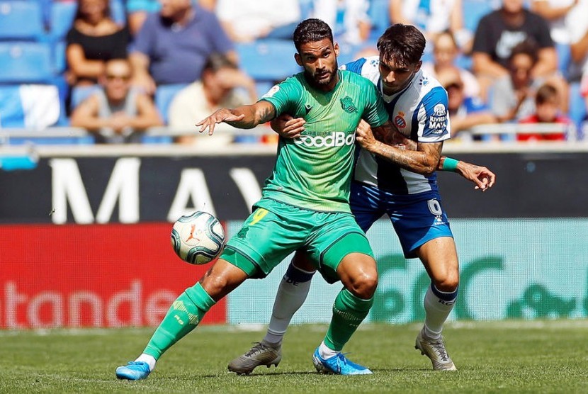 Penyerang Real Sociedad Willian Jose (kiri) menjadi incaran Barcelona.