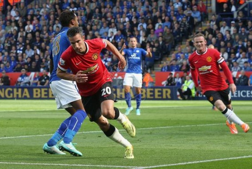 Penyerang Robin van Persie merayakan gol ke gawang Leicester City.