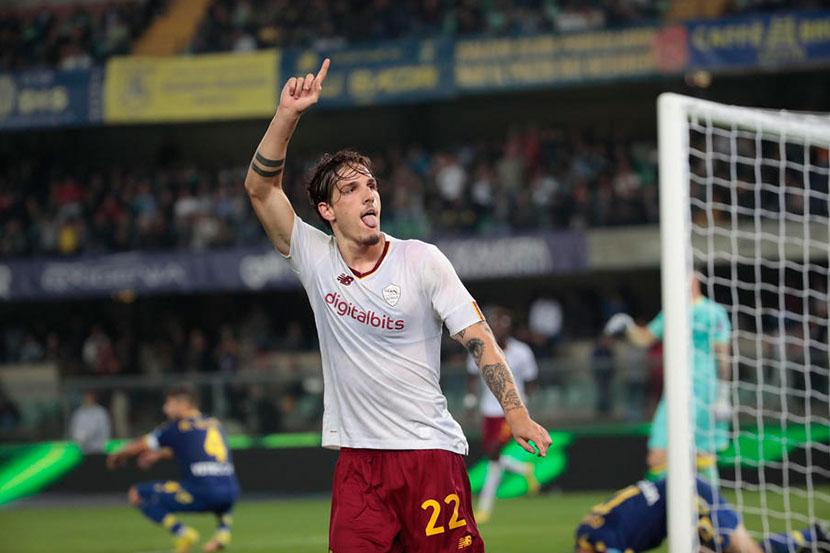 Penyerang Roma Nicolo Zaniolo melakukan selebrasi usai mencetak gol pengimbang  dalam laga Verona vs AS Roma, Selasa 1 November 2022