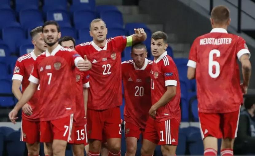 Penyerang Rusia Artem Dzyuba (nomor 22) merayakan gol yang dicetaknya ke gawang Serbia dalam pertandingan UEFA Nations League Divisi B Grup 3 yang dimainkan di TB Arena, Moskow, Kamis (3/9/2020)