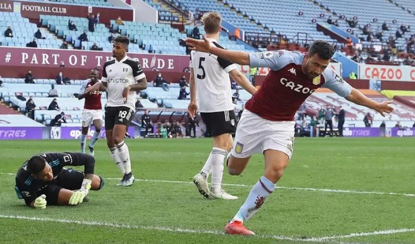 Penyerang sayap Aston Villa Trezeguet (kanan) melakukan selebrasi selepas mencetak gol ke gawang Fulham dalam lanjutan Liga Inggris di Stadion Villa Park, Birmingham, Inggris,