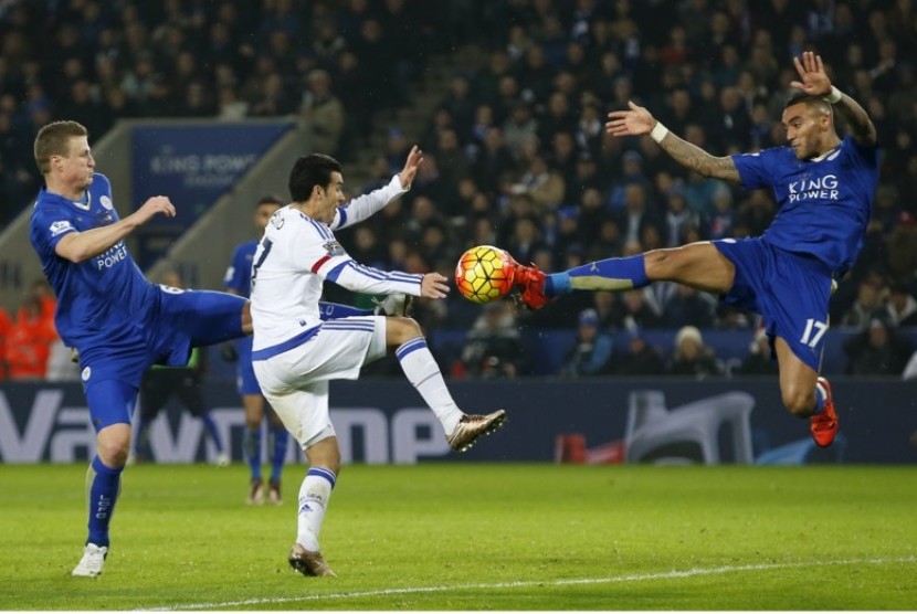 Penyerang sayap Chelsea Pedro berebut bola dengan pemain Leicester City Danny Simpson