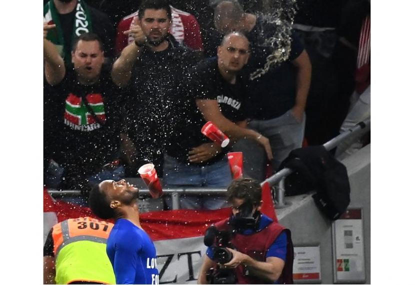 Penyerang sayap Inggris Raheem Sterling dilempari gelas minuman saat merayakan golnya ke gawang Hungaria.