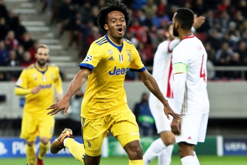 Penyerang sayap Juventus Juan Cuadrado merayakan golnya ke gawang Olympiakos.