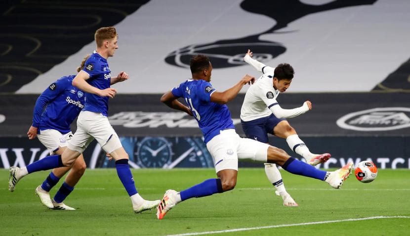 Penyerang sayap Tottenham Hotspur Song Heung-min (kanan) melepaskan tembakan ke gawang Everton.