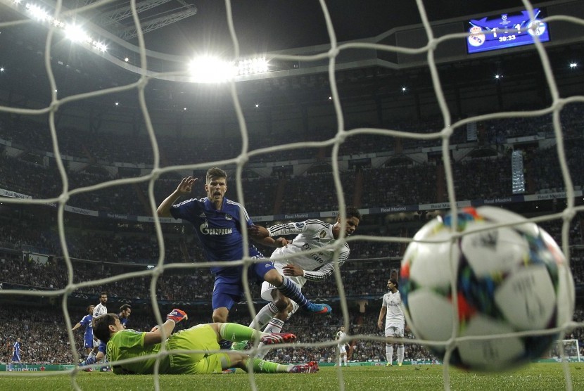 Penyerang Schalke 04, Huntelaar saat menjebol gawang Real Madrid dalam lanjutan 16 besar liga champions