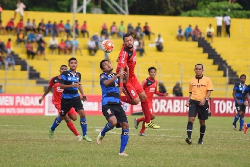 Penyerang Semen Padang Marcel Silva (merah) berusaha menyundul bola.