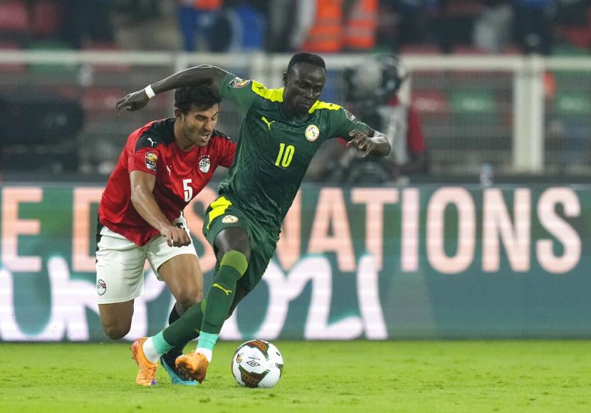 Penyerang Senegal Sadio Mane (kanan) dijaga pemain Mesir Hamdi Fathi dalam final Piala Afrika 2022, Senin (7/2/2022) dini hari WIB.