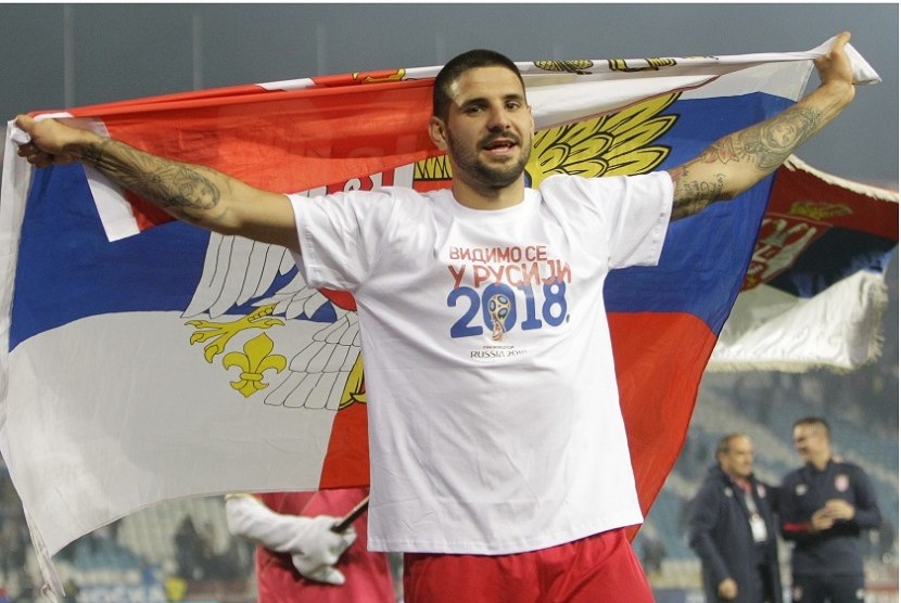 Penyerang Serbia Aleksandar Mitrovic merayakan keberhasilan timnya lolos ke Piala Dunia 2018.