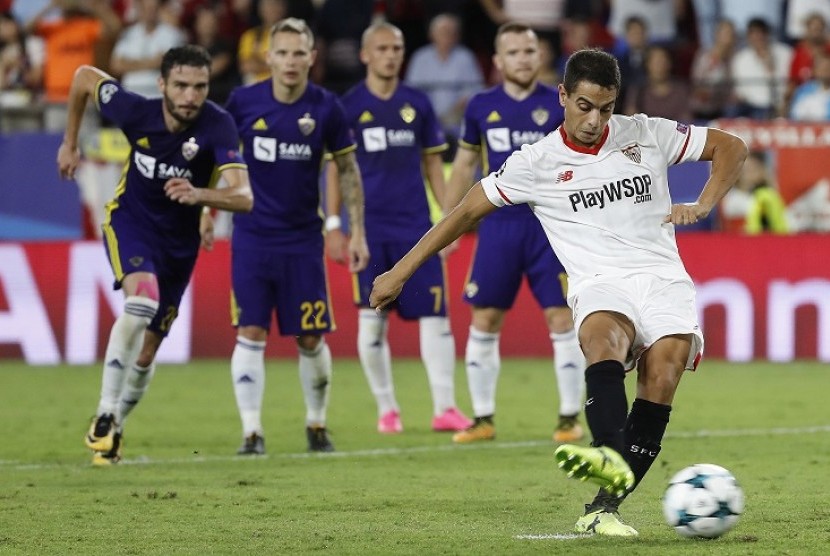 Penyerang Sevilla Ben Yedder saat mencetak gol dari titik putih ke gawang Maribor.
