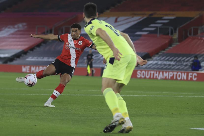 Penyerang Southampton Che Adams (kiri) mencetak gol ke gawang Newcastle United dalam lanjutan Liga Primer Inggris.