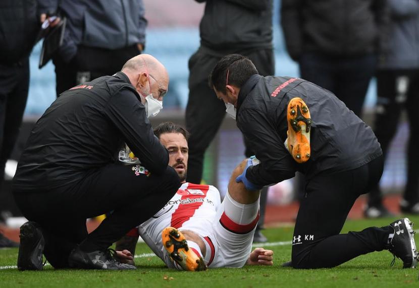 Penyerang Southampton Danny Ings dirawat akibat cedera.